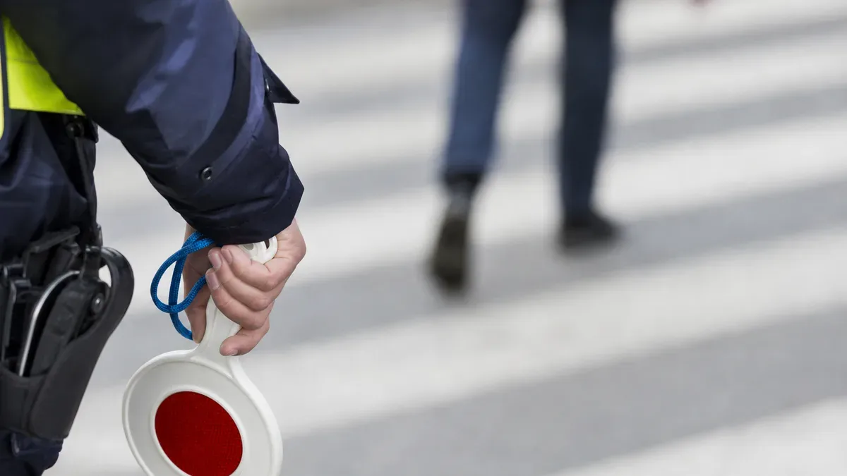 Jedno przejście nie wystarczy - policjanci z Sandomierza uczą ostrożności