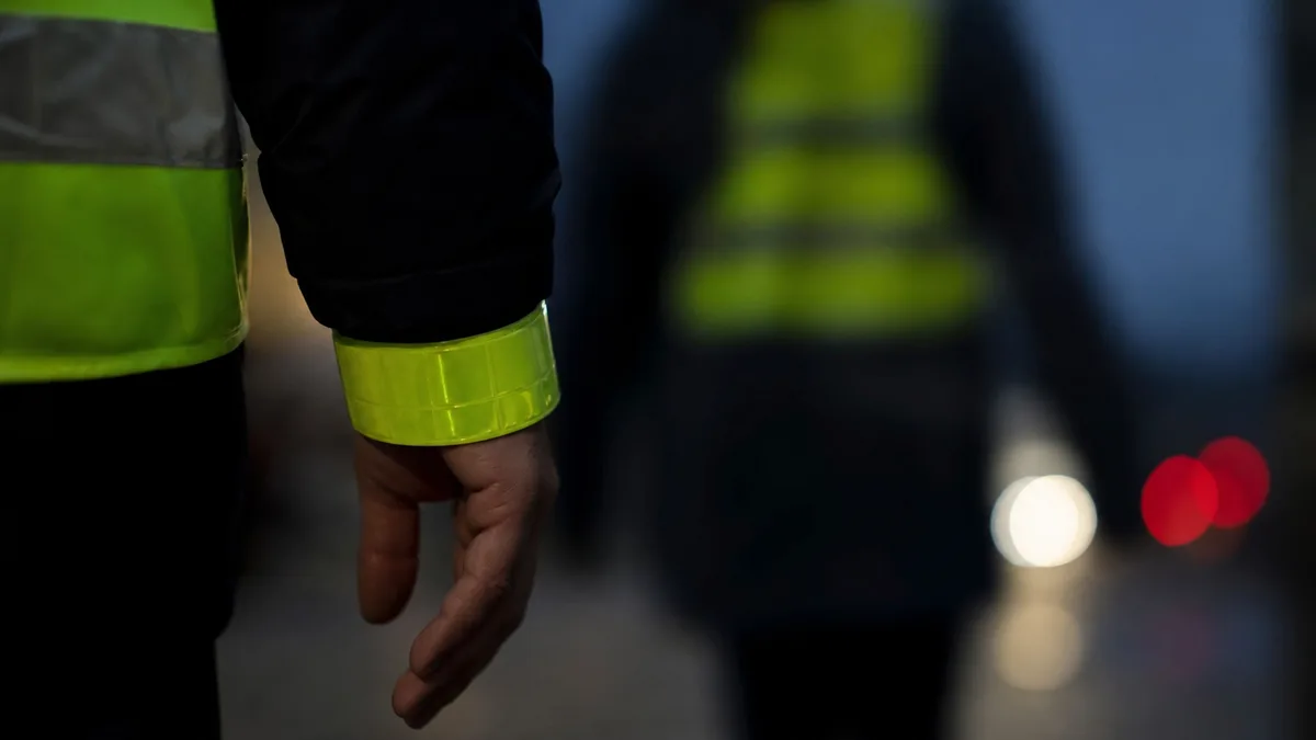 Dwie piesze bez odblasków po zmroku. Policjanci zareagowali w Obrazowie