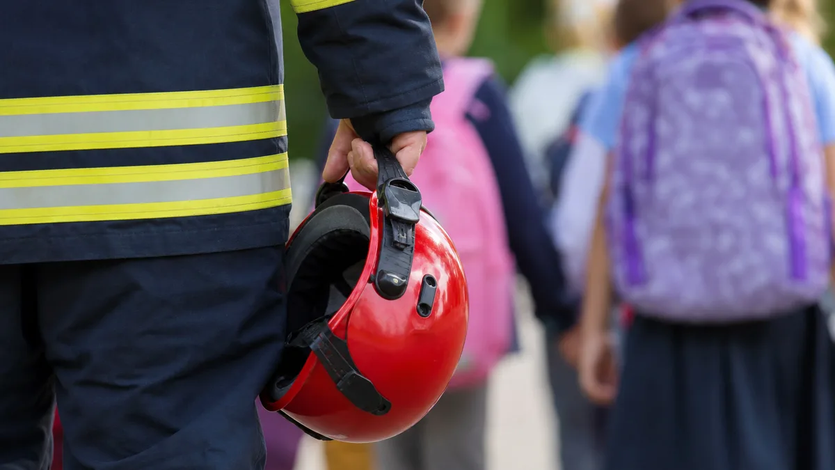 Próbna ewakuacja w Zawichoście. Strażacy odtworzyli alarm lotniczy