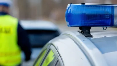 Po zmroku na DK77 policjanci ujawnili pieszych bez odblasków