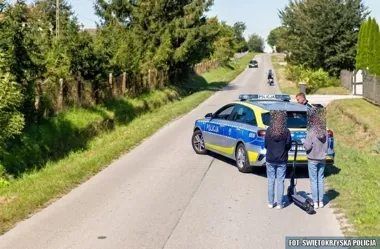 Dwie nastolatki na jednej hulajnodze. Policjanci zatrzymali je w Wilczycach