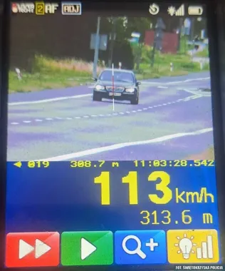 113 km/h w zabudowanym - kierowca Mercedesa stracił prawo jazdy