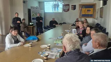 Seniorzy w Sandomierzu usłyszeli, jak oszuści polują na ich pieniądze