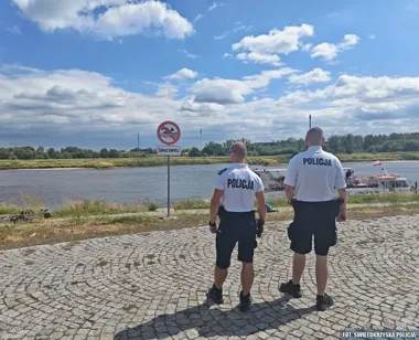 Policjanci patrolują akweny w Sandomierzu. Sprawdzają więcej niż kąpieliska