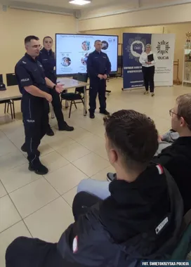 Seniorzy i młodzież w Sandomierzu usłyszeli, jak działają oszuści w sieci