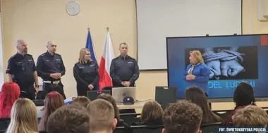 Sandomierz - policjanci ostrzegli uczniów przed handlem ludźmi i hejtem