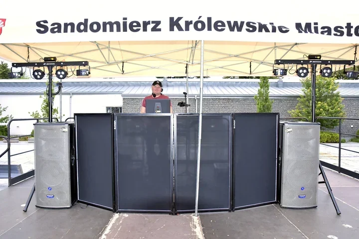 Sandomierz zatańczył mimo kapryśnej pogody - Potańcówka wróciła na Plac 3 Maja