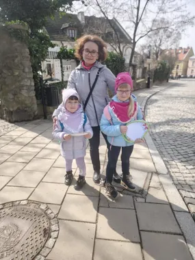 Zajączek poprowadził rodziny przez Sandomierz i stare miasto ożyło