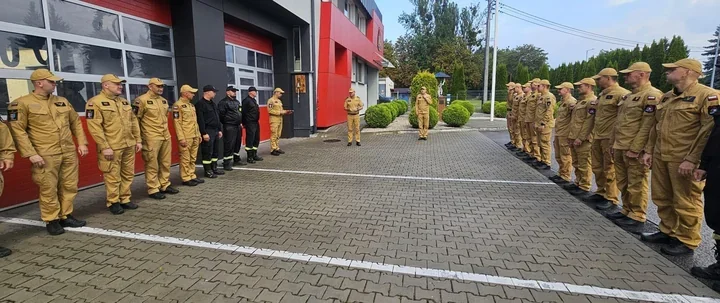 Pięciu strażaków z Sandomierza dostało awanse podczas uroczystej zmiany służby
