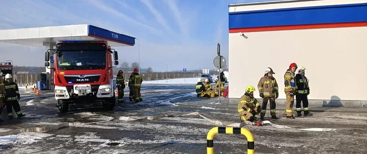 Ćwiczenia na stacji paliw Moya w Łoniowie - strażacy trenowali ewakuację
