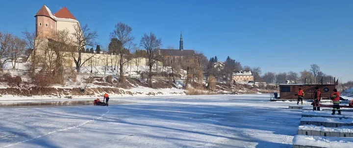 Strażacy ćwiczyli ratownictwo lodowe - trening na Starym Porcie w Sandomierzu