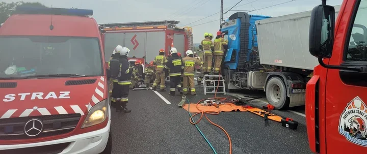 Kabina ciężarówki zgnieciona na DK9 - kierowca utknął w pojeździe