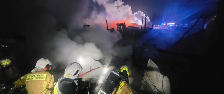 Pożar w Podszynie - strażacy gasili w pełni rozwinięty ogień ponad 6 godzin