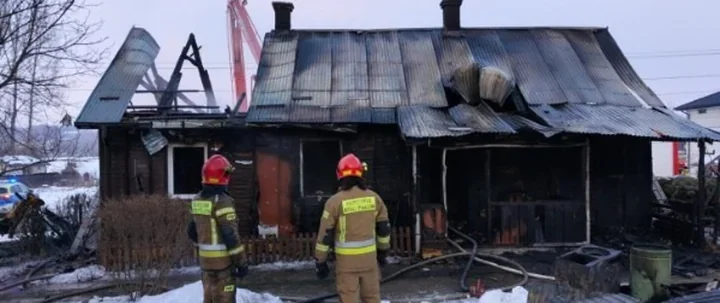 Pożar domu w Szymanowicach Górnych - 26 ratowników i 7 pojazdów w akcji