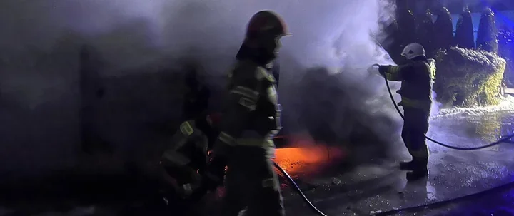 Samochód dostawczy spłonął w Czerminie - strażacy użyli dwóch prądów wody