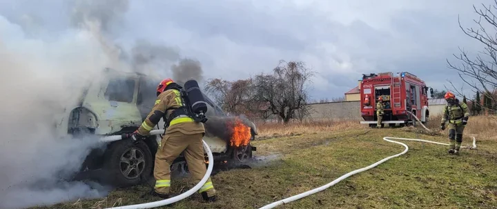 Samochód w ogniu w Sandomierzu - straż przyjechała i ugasiła pożar błyskawicznie