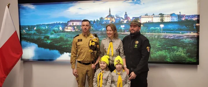 Betlejemskie Światło Pokoju przekazane w Komendzie PSP w Sandomierzu