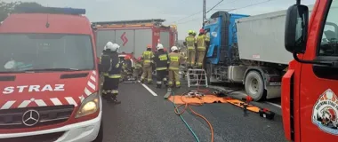 Kabina ciężarówki zgnieciona na DK9 - kierowca utknął w pojeździe