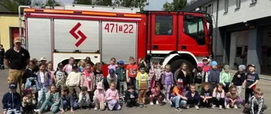 Przedszkolaki z Sandomierza przymierzyły hełmy w strażackiej komendzie