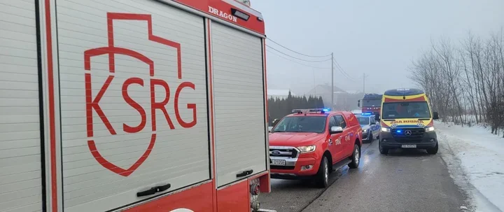 Samochód dachował w Chobrzanach - kierująca zabrana do szpitala po akcji strażaków