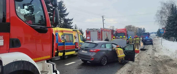 Zderzenie dwóch aut na DK79 w Andruszkowicach - kierowca trafił do szpitala