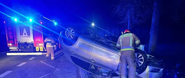 W Kleczanowie auto wypadło z drogi i uderzyło w przystanek - trzy osoby w pojeździe