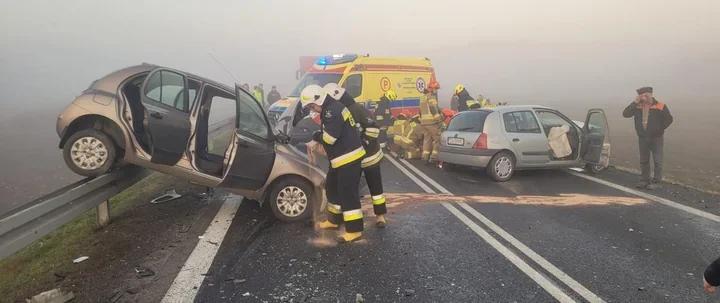 Czołowe zderzenie na DK9 w Wólce Gieraszowskiej - trzy osoby zabrane przez karetki
