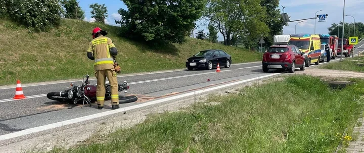 Motocyklista zderzył się z osobówką na DK9. Szybka reakcja strażaków z dwóch jednostek
