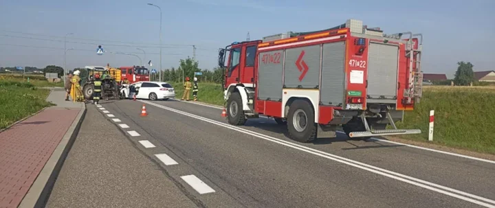 Zasłabł za kierownicą i zjechał na drugi pas. Zderzył się z ciągnikiem